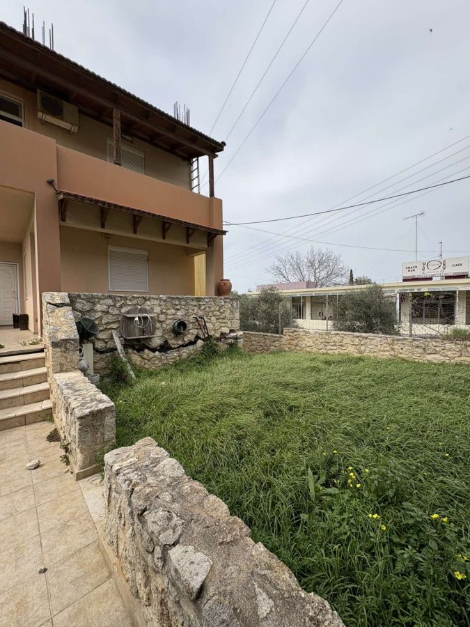 Spacious 3-Bedroom House with Garden & Mountain Views near Heraklion photo 2